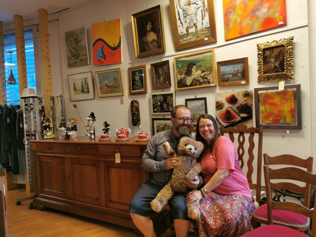 entreprise familiale revitalise ta maison.photo du couple fondateur,avec un ours en peluche